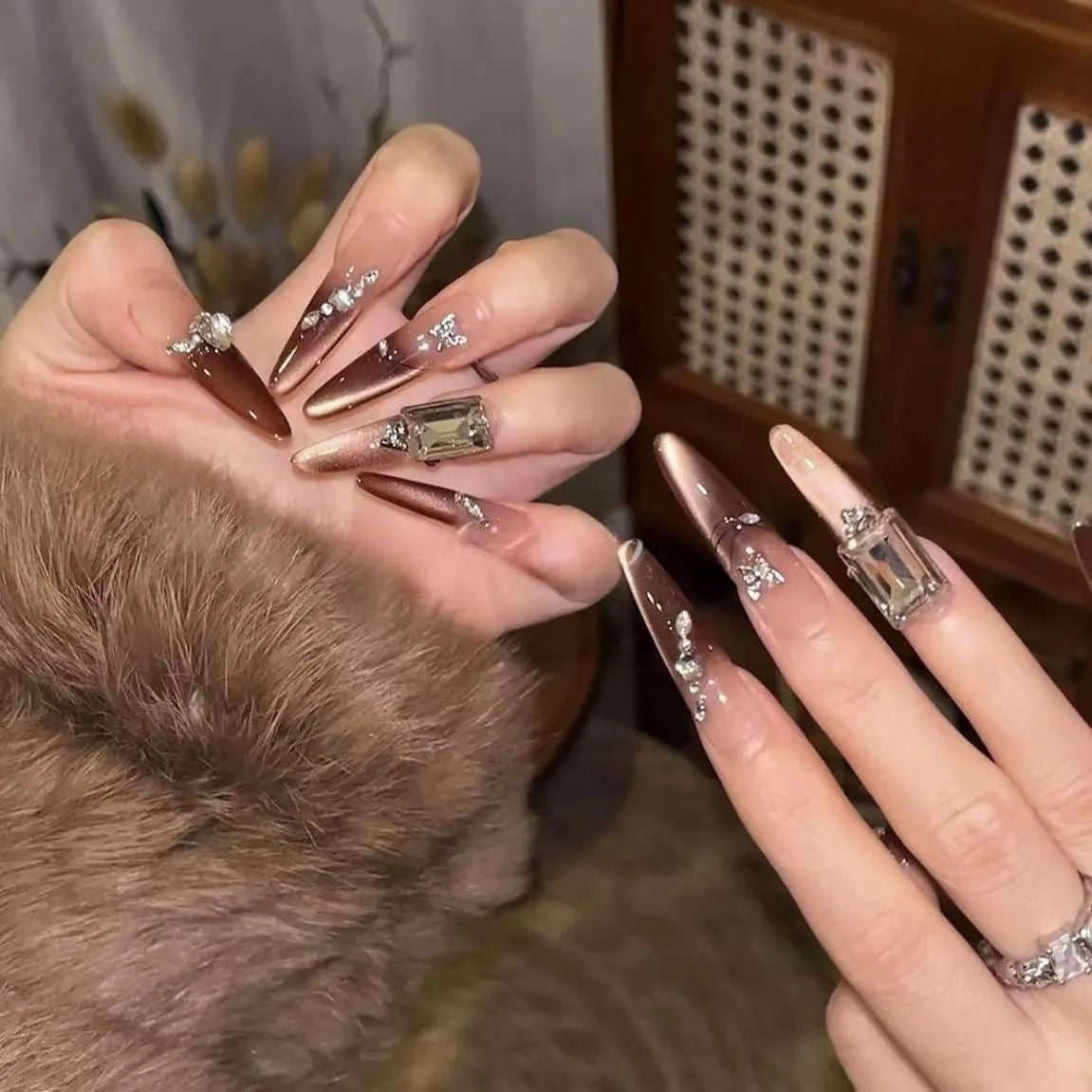 Pure handmade wearable nails for autumn and winter Maillard rich daughter flashing atmosphere temperament advanced nail art detachable